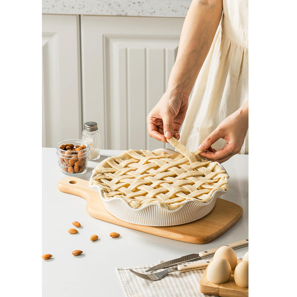 MIKIGEY plat à tarte dans cuisine décorée montrant harmonie farmhouse et usage quotidien