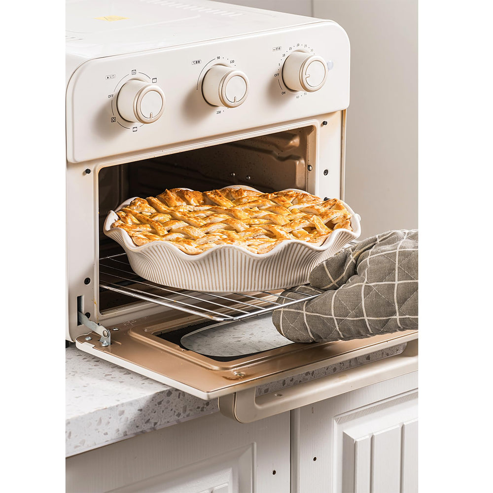MIKIGEY plat à tarte main le tenant montrant bords cannelés et prise sûre
