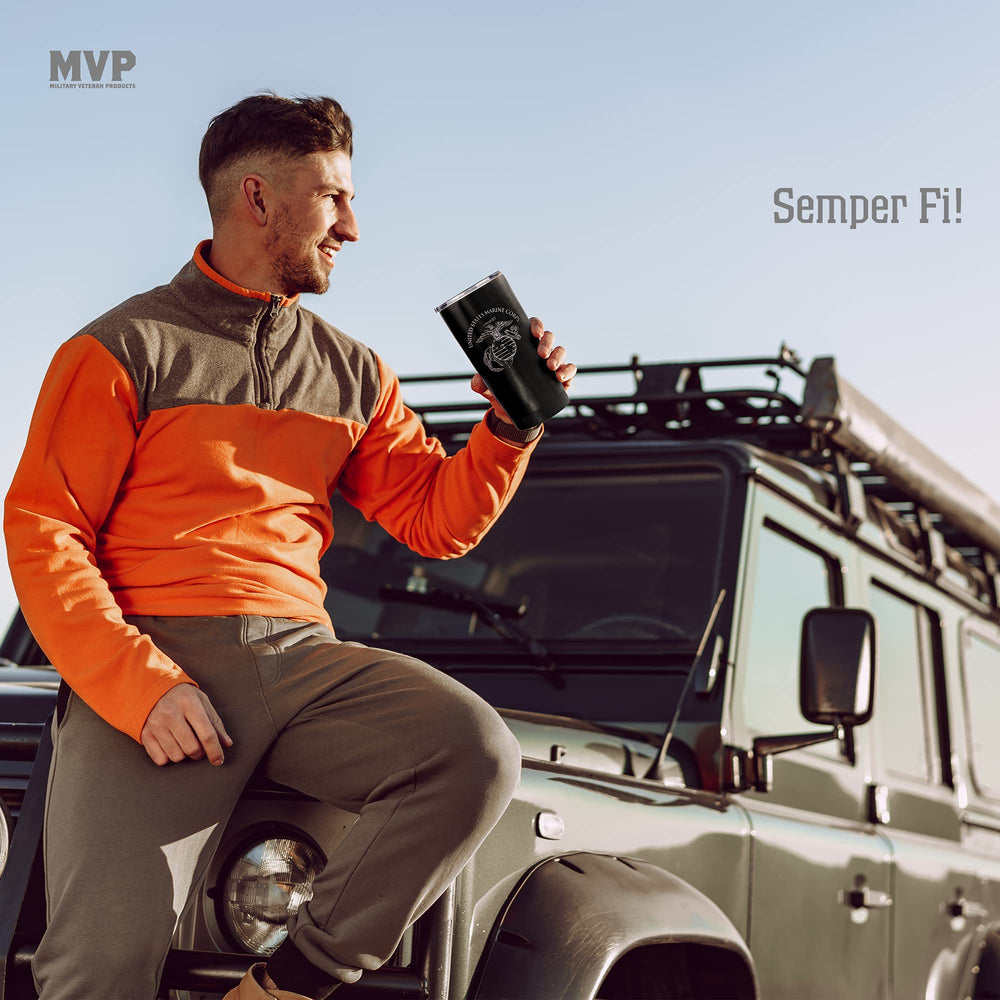 Military Gift Shop tumbler en main illustrant prise confortable et isolation
