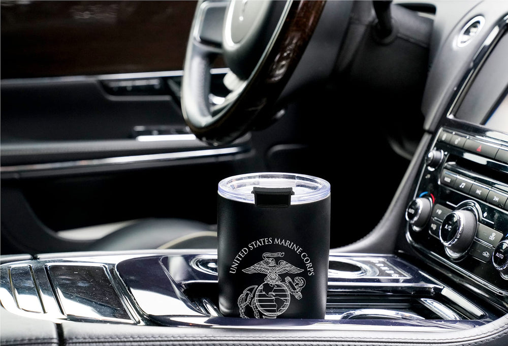 Military Gift Shop comparaison de taille du tumbler 20oz à côté d'une bouteille
