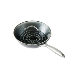 Milk Street wok face avant montrant design compact et gain de place