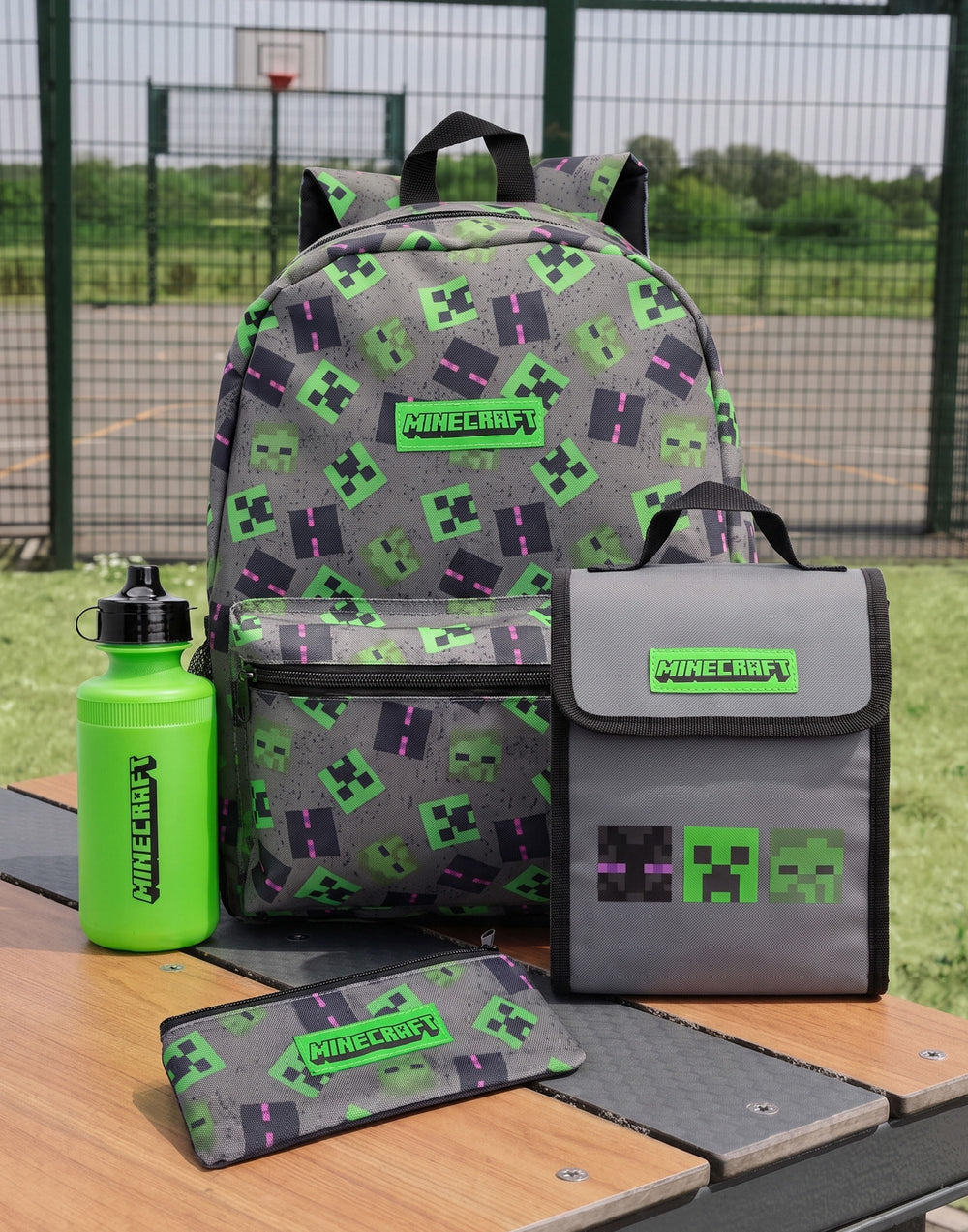 Minecraft sac à dos près d'un enfant, montre proportion et confort