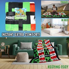 Plaid Minecraft utilisé sur canapé offrant chaleur et ambiance gaming