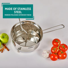 Mirro moulin en action pressant tomates pour des sauces maison plus fines