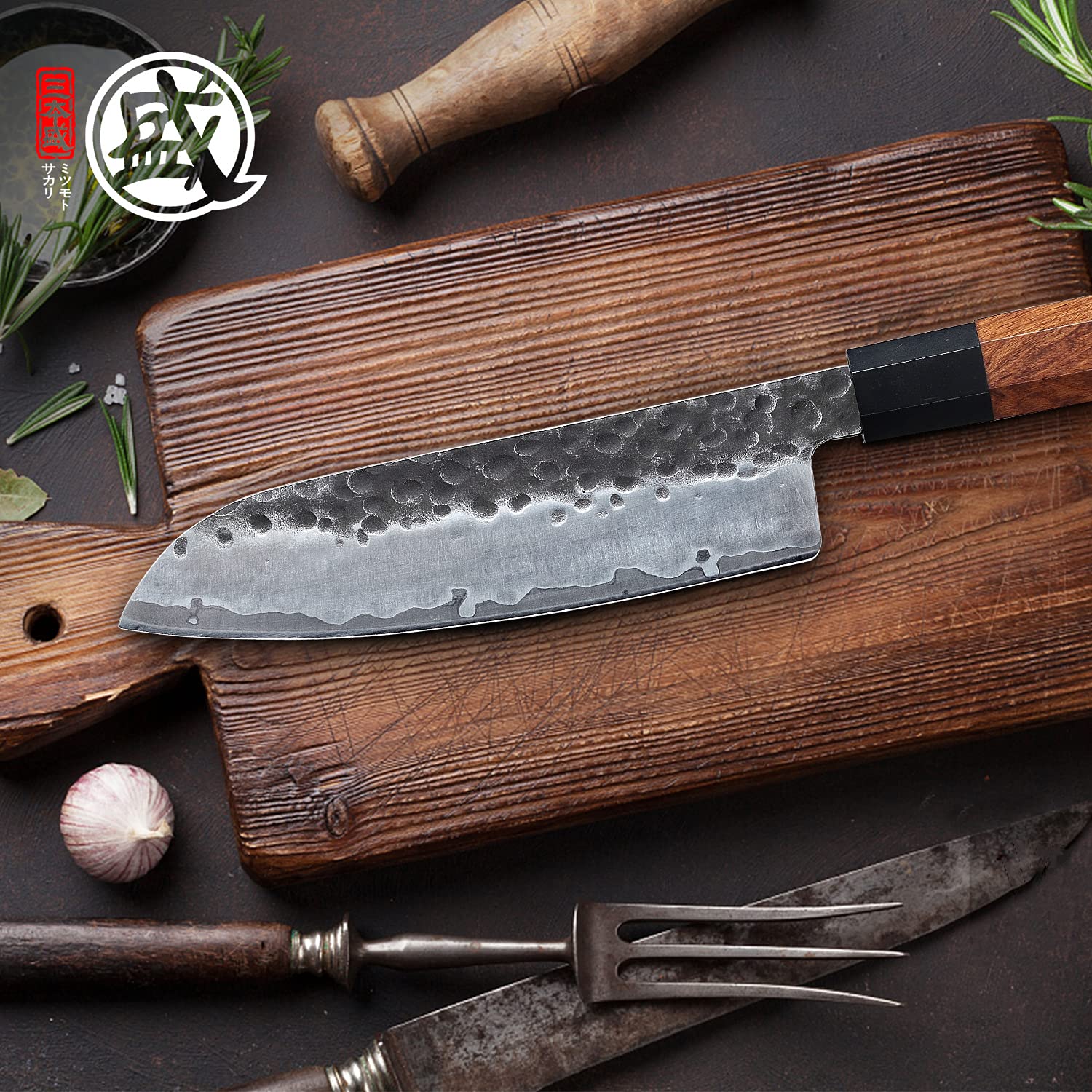MITSUMOTO SAKARI couteau présenté dans une cuisine, inspire préparation quotidienne