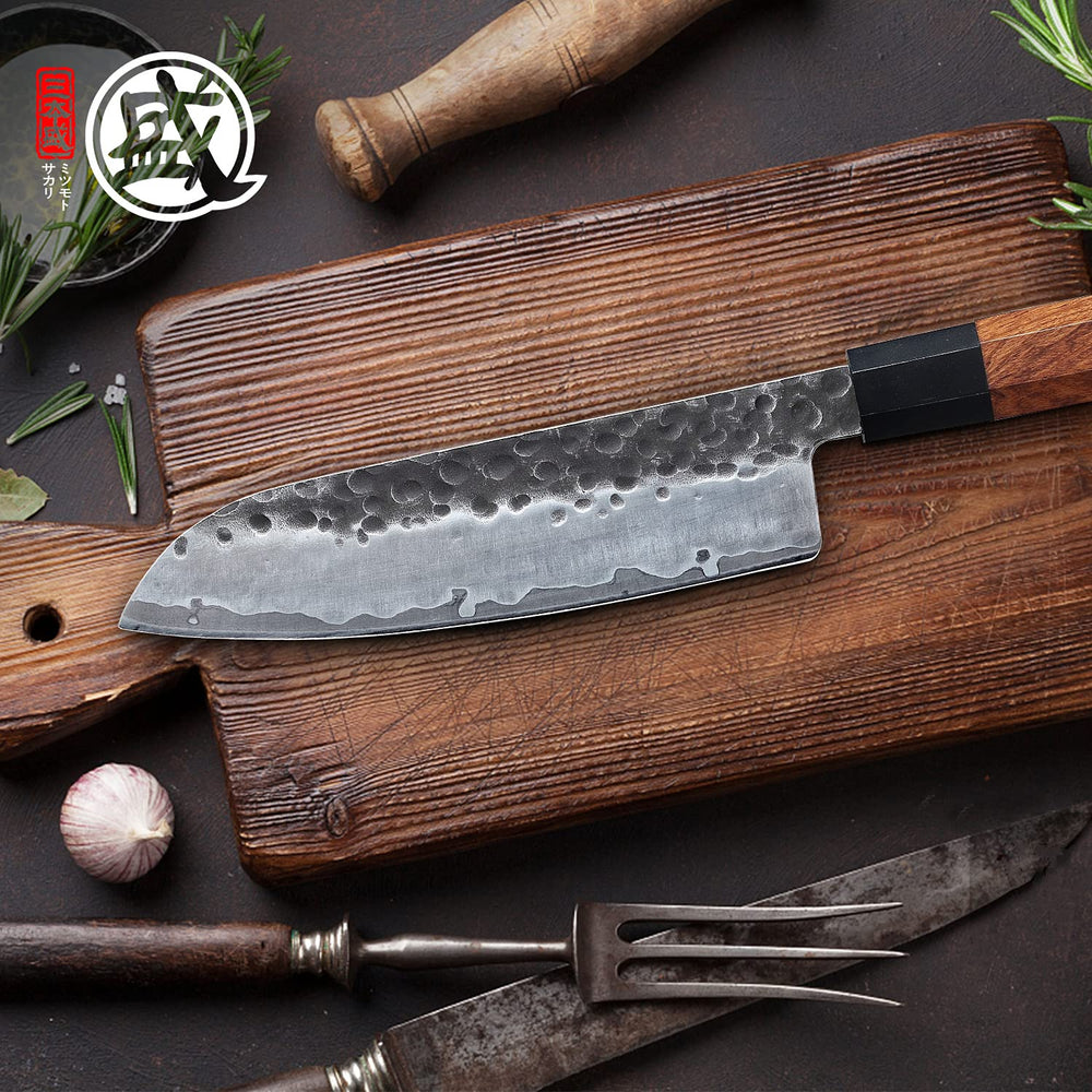 MITSUMOTO SAKARI couteau présenté dans une cuisine, inspire préparation quotidienne