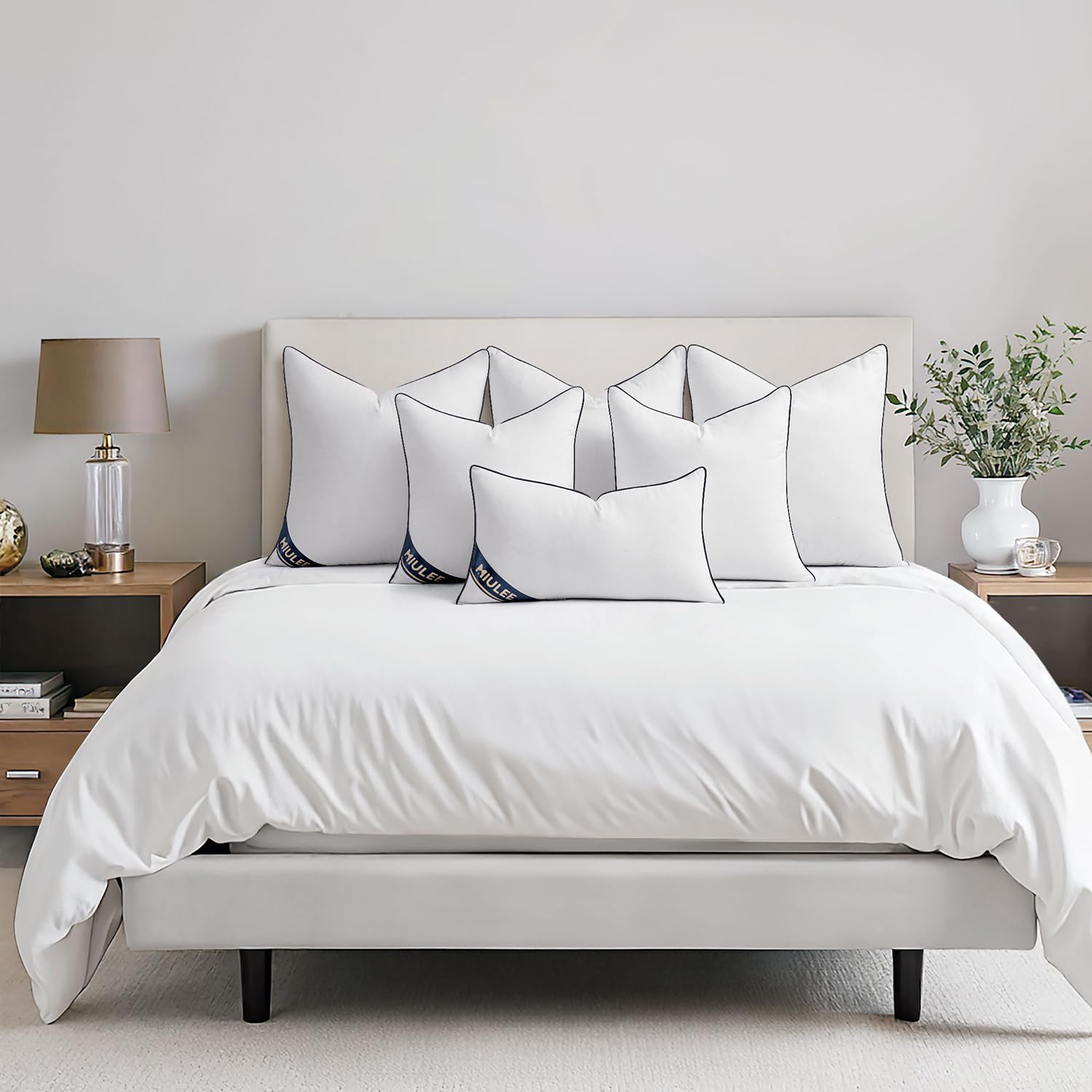 MIULEE mise en scène bureau montrant coussin décoratif et soutien pour la chaise