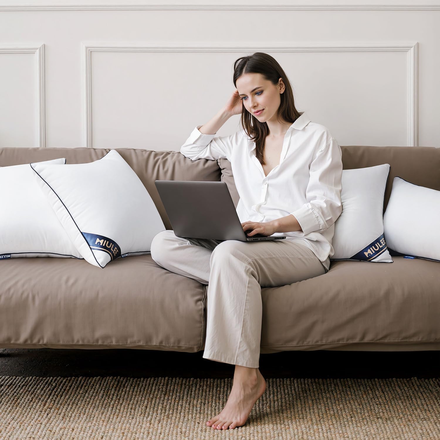 MIULEE coussin posé sur lit ajoutant soutien et esthétique à la chambre