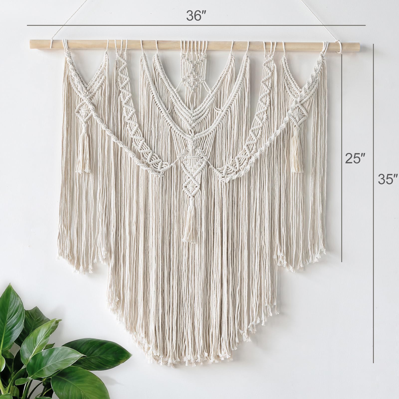 Mkono macramé au-dessus d'un canapé créant point focal cosy