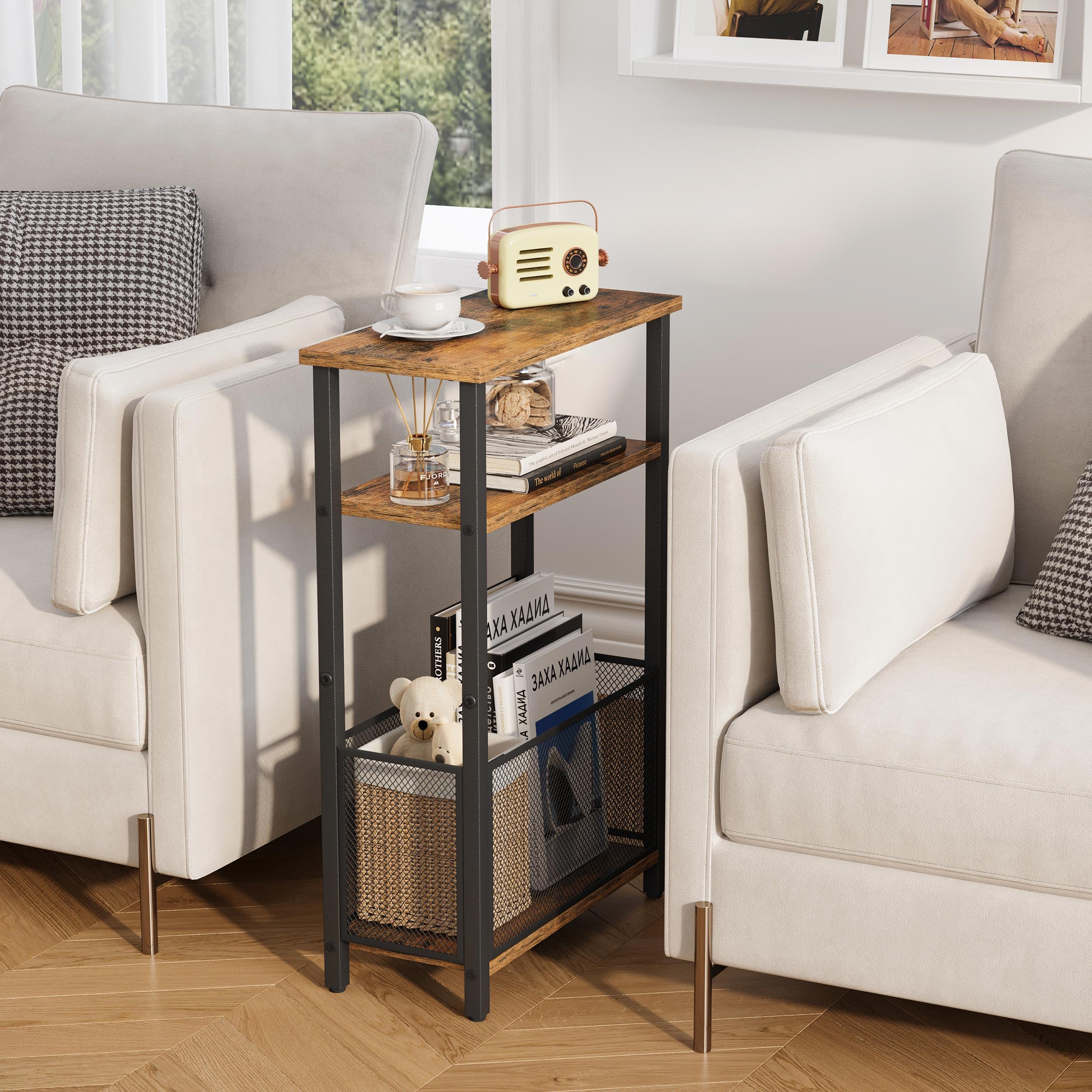 MMEOLUOOK table en usage près du canapé offrant accès pratique aux objets