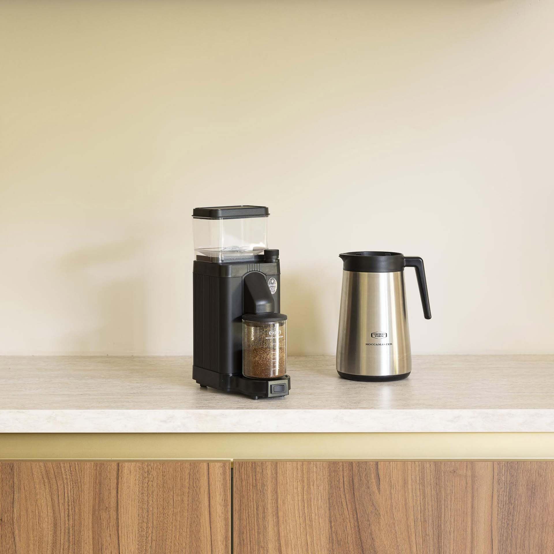 Moccamaster carafe côte à côte avec tasses pour montrer capacité de 1,25 L
