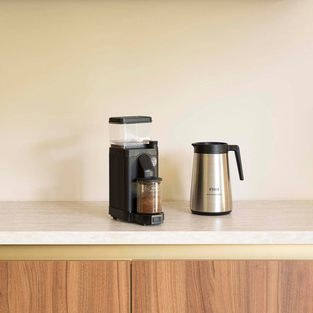 Moccamaster carafe côte à côte avec tasses pour montrer capacité de 1,25 L