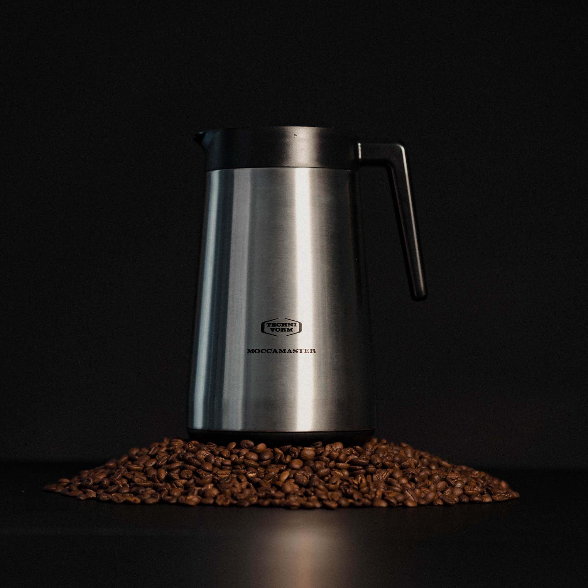 Moccamaster couvercle brew-thru détaillé, versement propre et sans éclaboussures