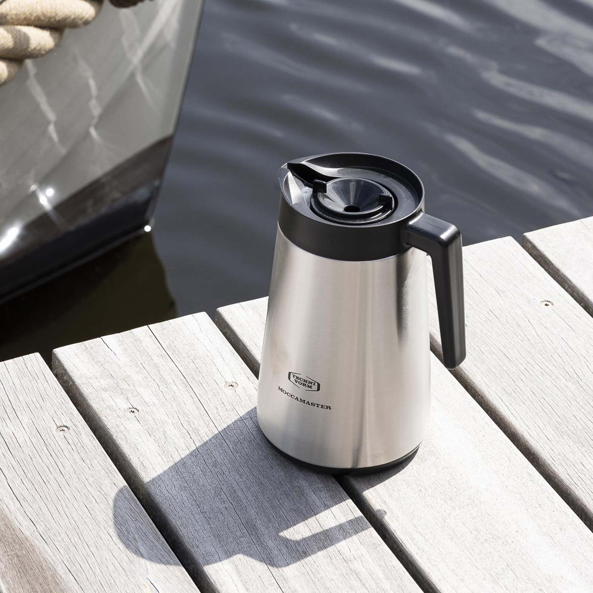 Moccamaster carafe en cuisine, montre style et conservation de la chaleur