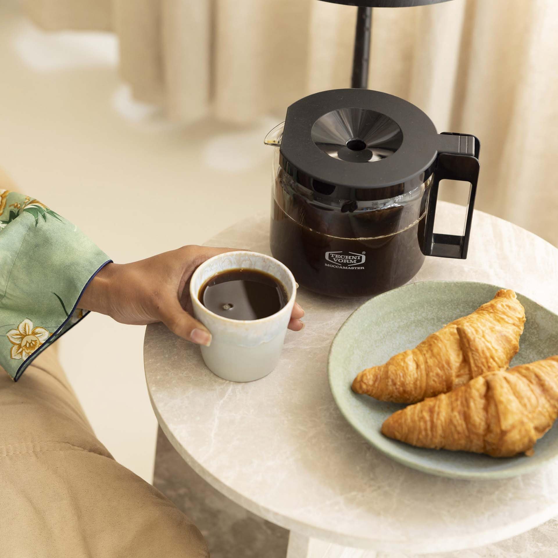 Moccamaster comparaison taille avec tasses, visualise la capacité réelle