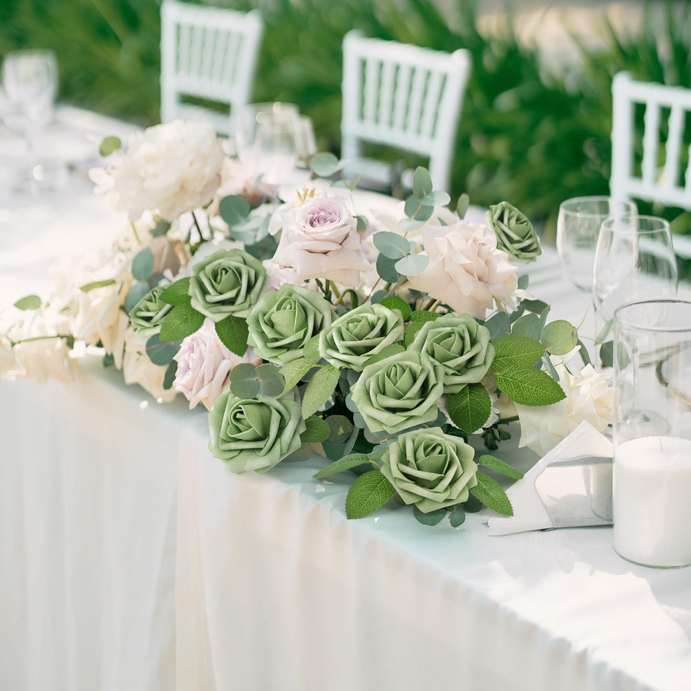 Décoration de table Mocoosy avec roses vert sauge apportant ambiance élégante