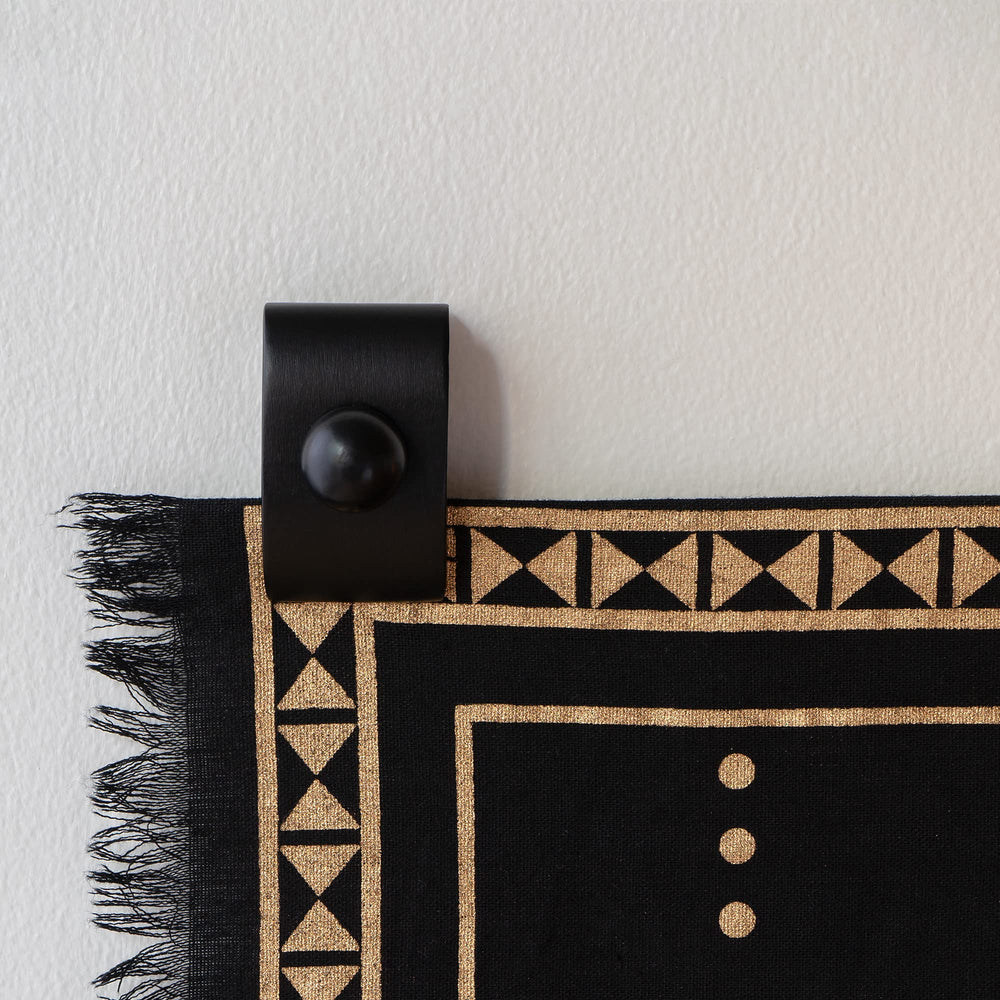 MOCTUS pince soutenant un grand tapis mural, capacité de charge et stabilité
