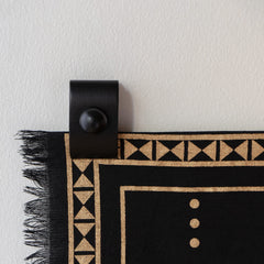 MOCTUS pince soutenant un grand tapis mural, capacité de charge et stabilité