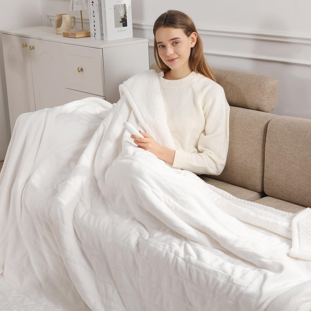 Molatink plaid 50x60 posé à côté d’un coussin pour évaluer taille