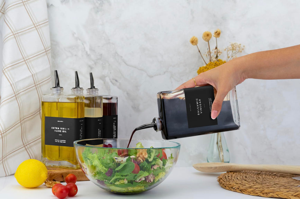 Molimoli bouteille en usage près d'une casserole contrôle du débit