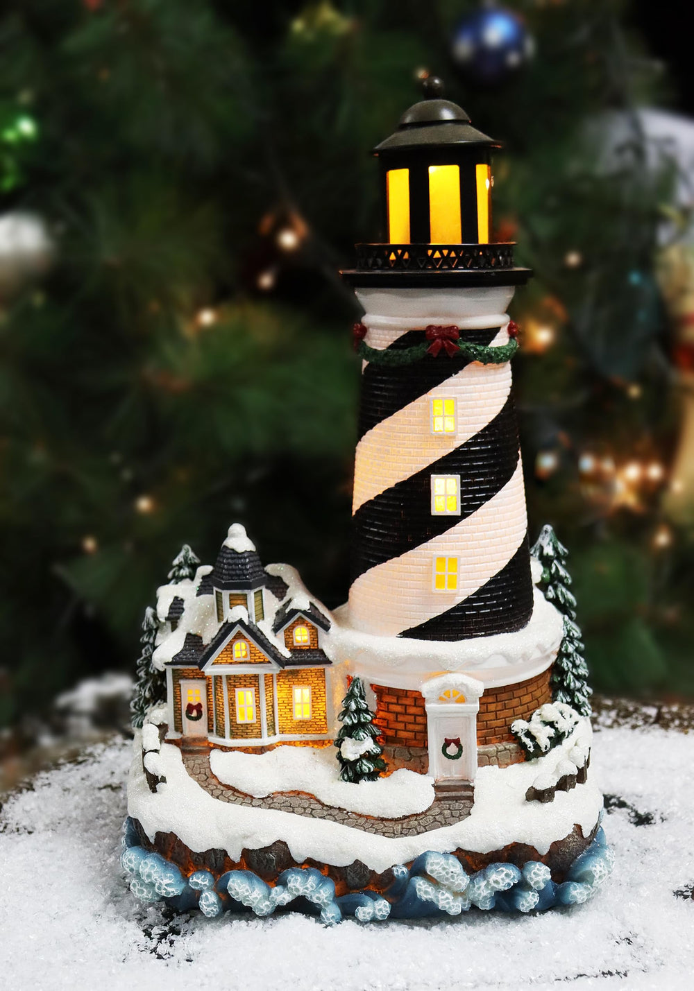 MOMENTS IN TIME mise en scène festive sur manteau, intègre le phare dans une décoration de Noël