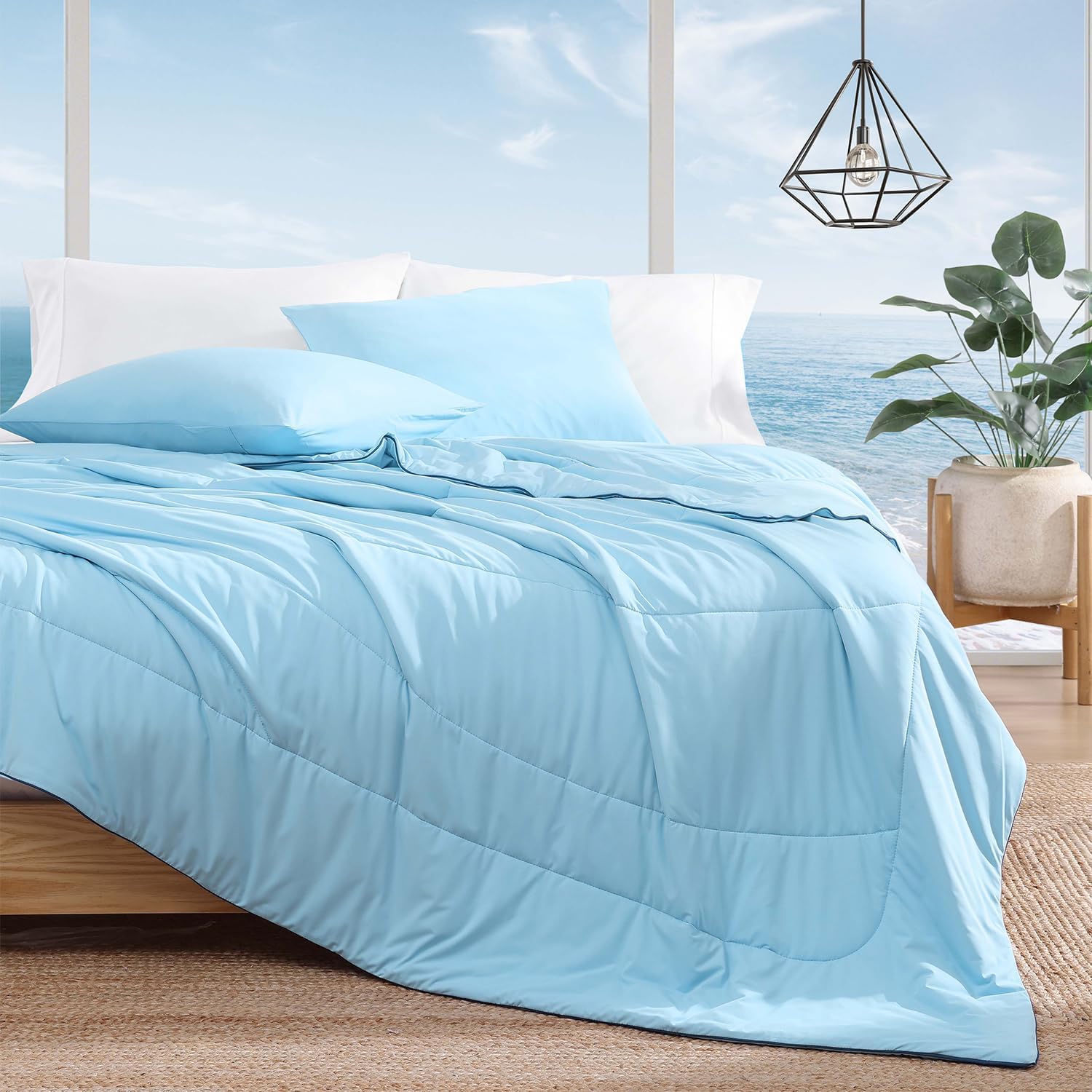Couette Monbix posée sur lit dans salon, démontrant usage domestique et apparence élégante