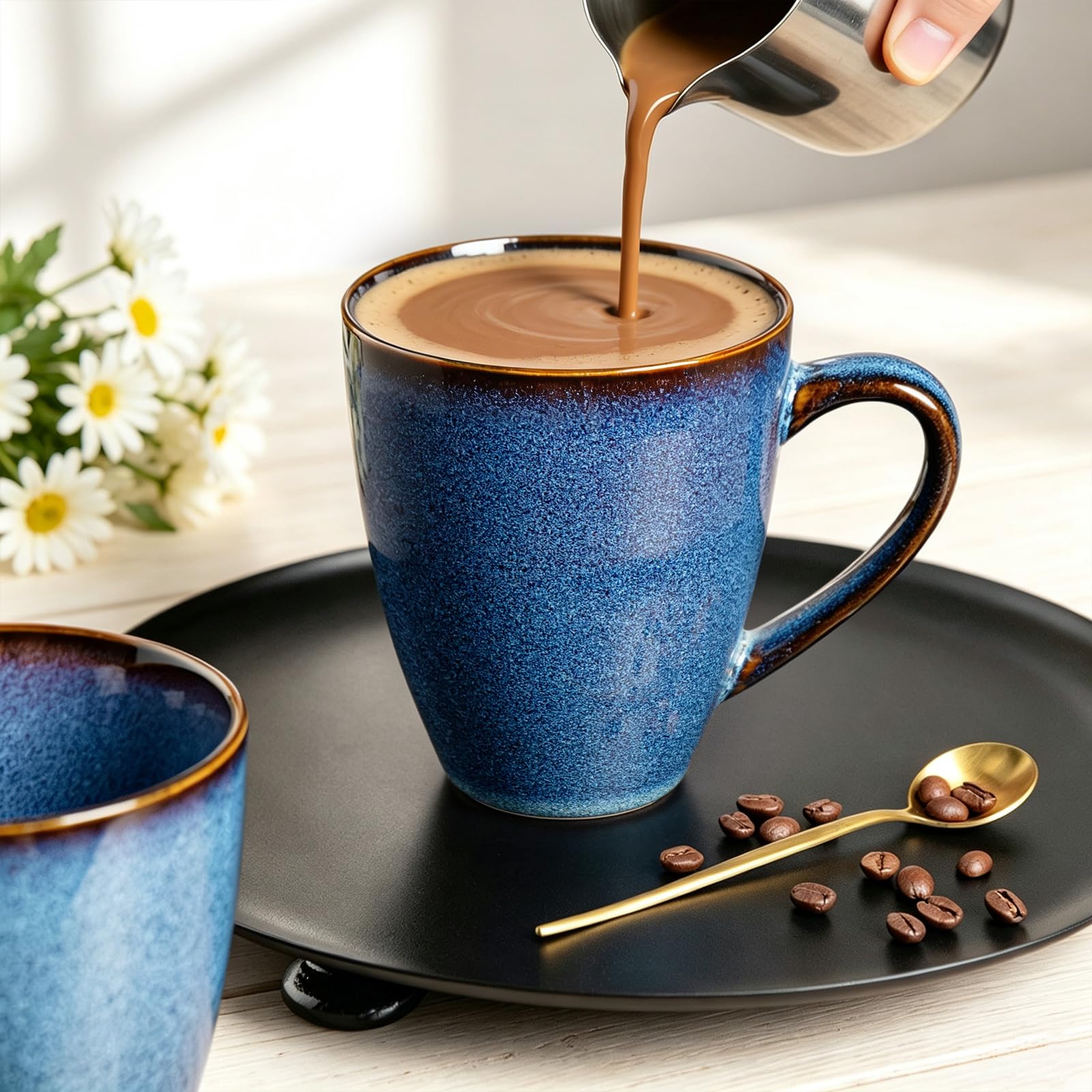 MONITO tasse en usage pour latte illustrant contenance généreuse