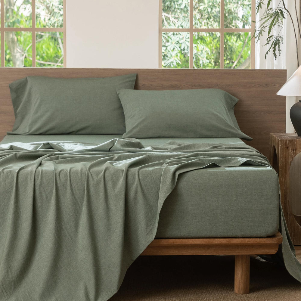 MooMee lit dressé en chambre montrant ambiance relaxante