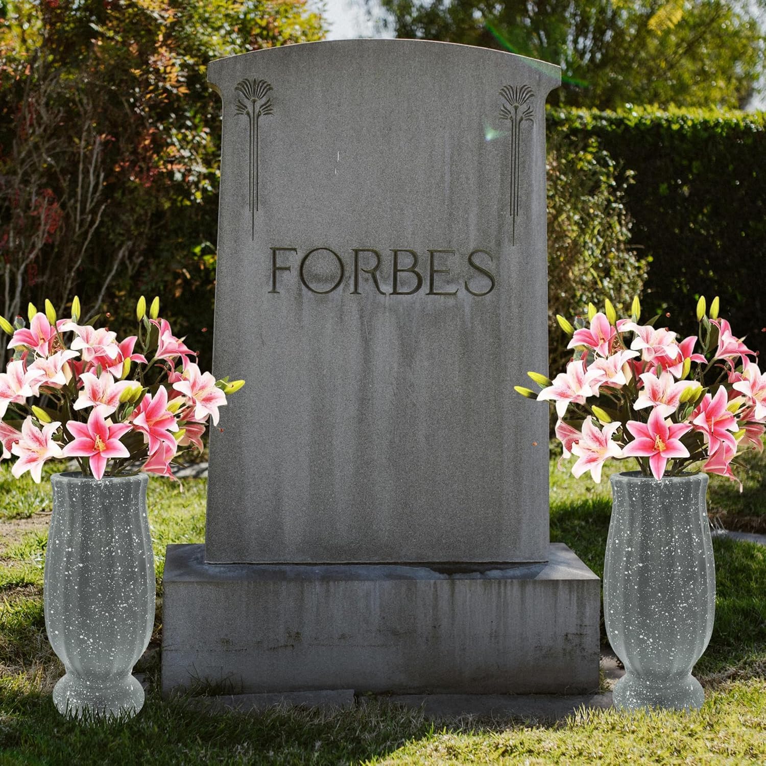 Moriahan vase avec fleurs en situation honorant une tombe