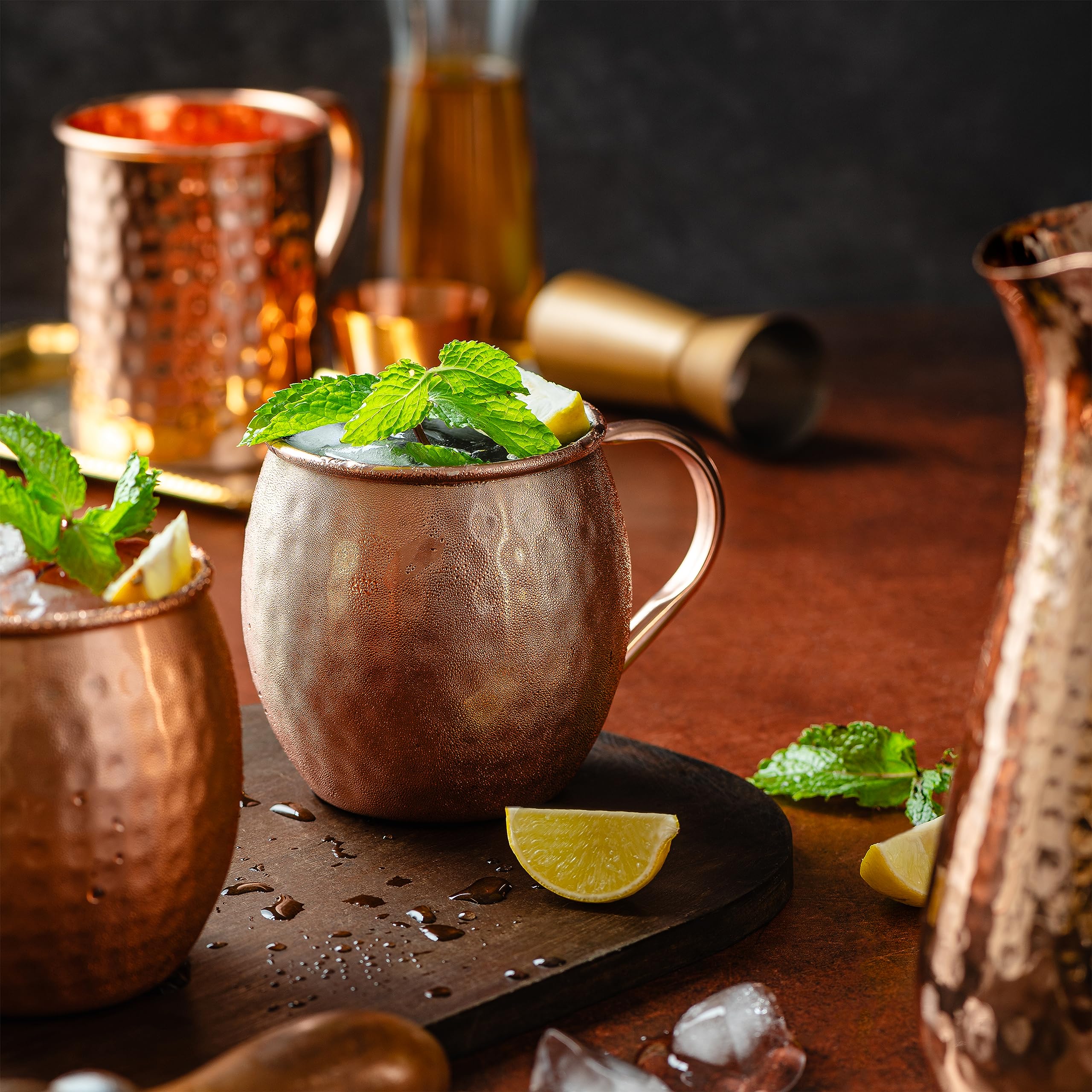 Moscow-Mix mugs en usage lors d'un cocktail illustrant effet rafraîchissant