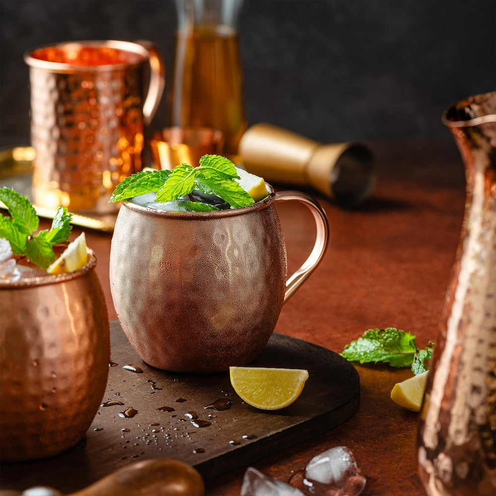 Moscow-Mix mugs en usage lors d'un cocktail illustrant effet rafraîchissant