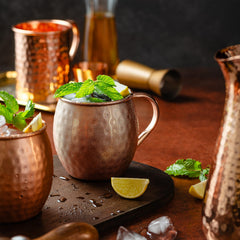 Moscow-Mix mugs en usage lors d'un cocktail illustrant effet rafraîchissant