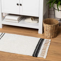 Motifeur gros plan tressage jacinthe d'eau détail durable et artisanal