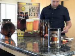 Mr. Beer fût 2 gallons en gros plan garantissant fermentation sécurisée