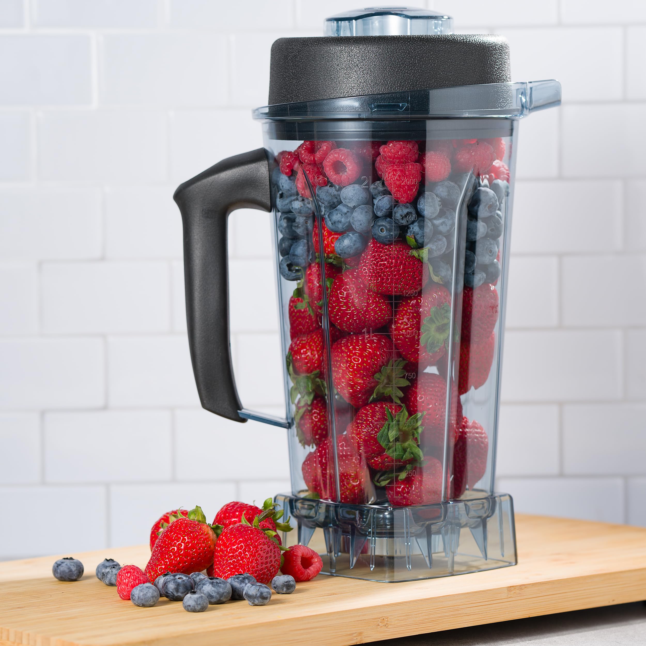 MRX Solutions pichet 64 oz à côté d’un verre pour comparaison d’échelle et estimation des portions