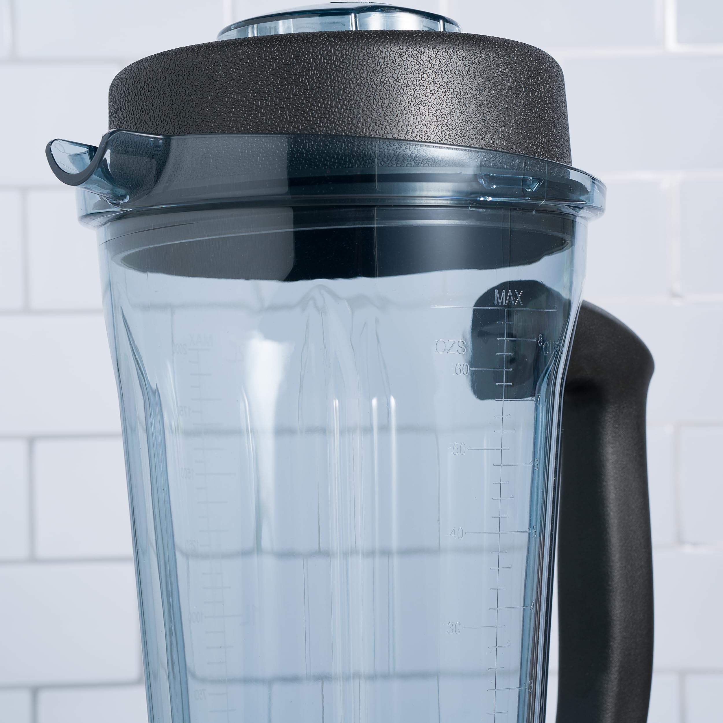 MRX Solutions pichet en situation avec smoothie prêt montrant capacité et usage familial