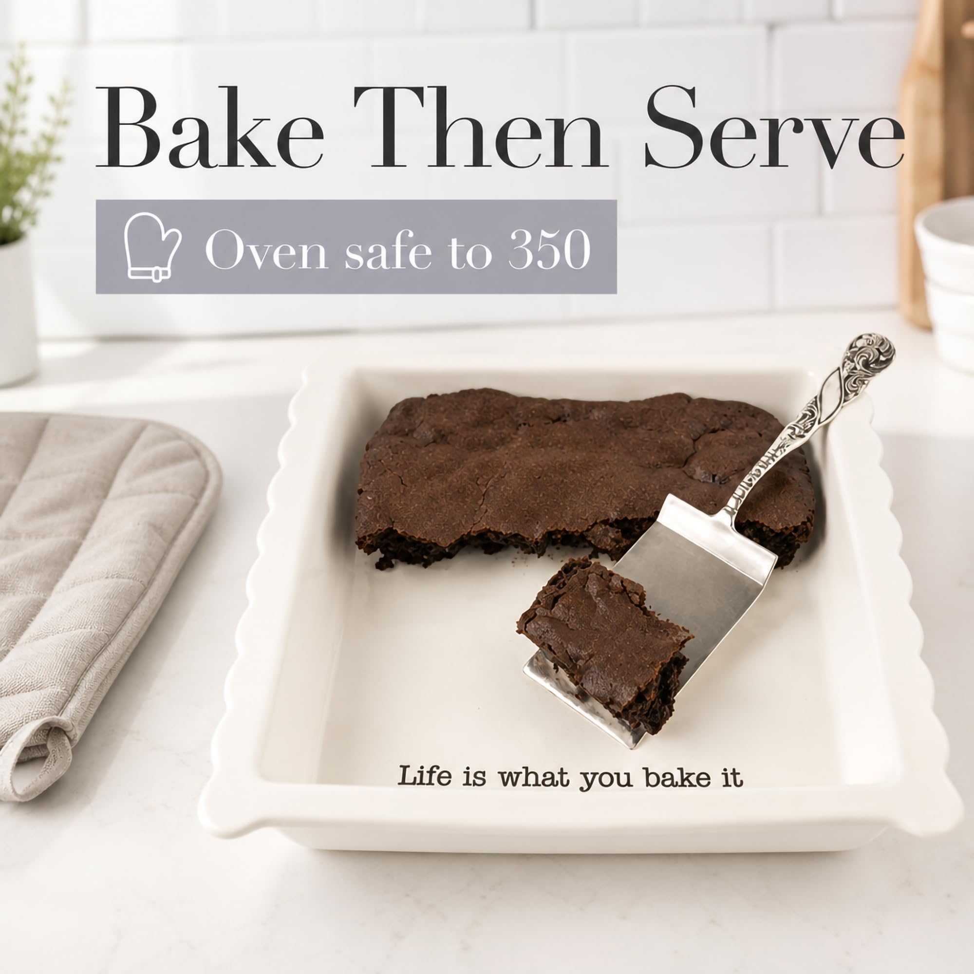 Mud Pie brownies découpés et présentés dans le plat assorti