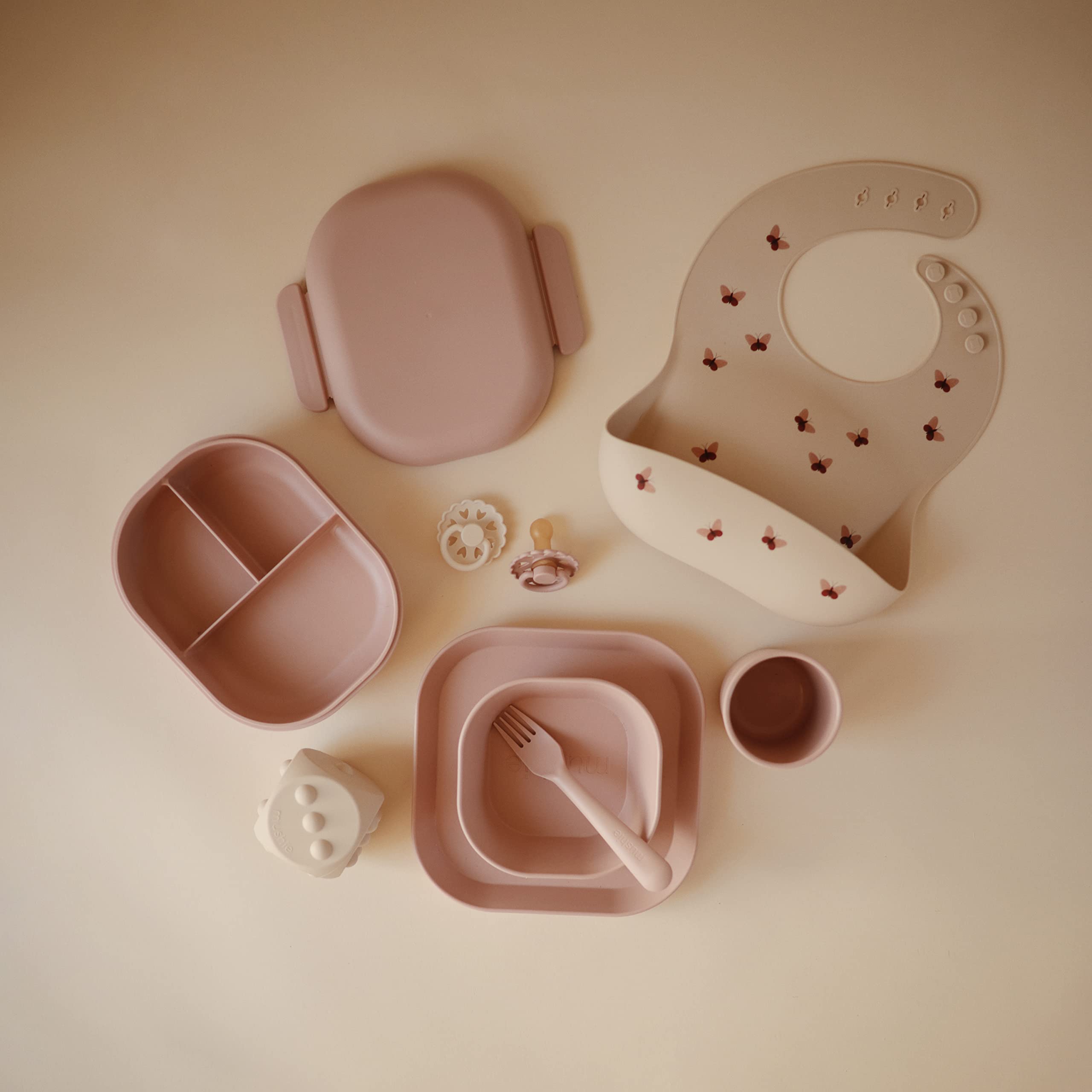 mushie boîte remplie avec repas équilibré idéale pour repas scolaires