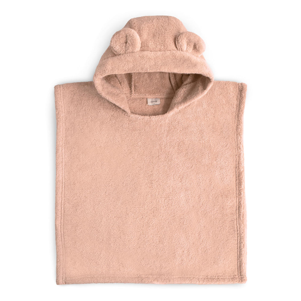 mushie poncho-serviette face blush montrant coupe pratique et couverture