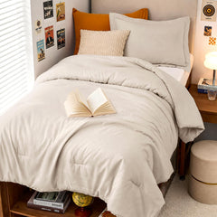 MUXHOMO couette beige vue d'ensemble montrant la finition et le tomber élégant