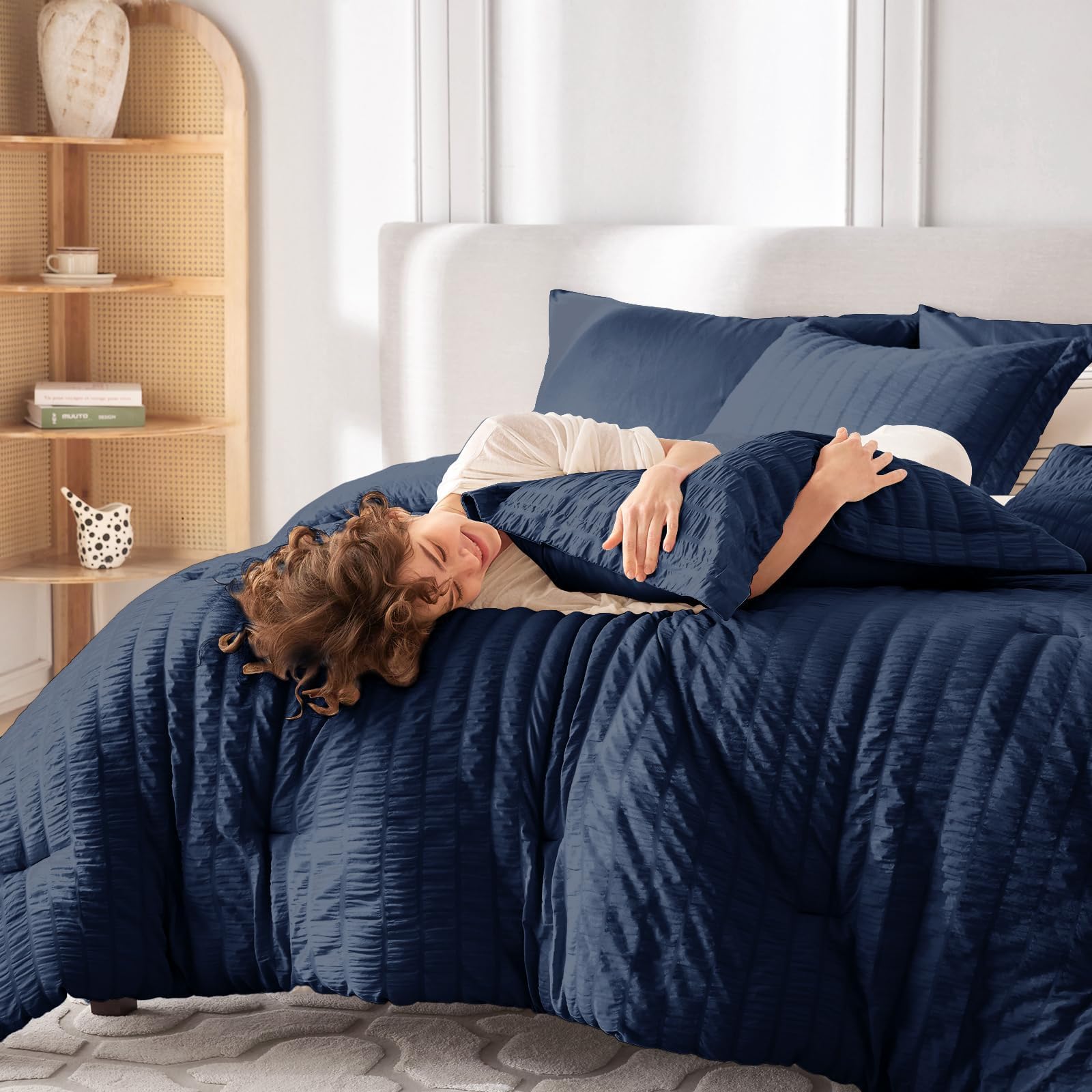 MUXHOMO lit dressé en situation lifestyle bleu marine apportant ambiance élégante