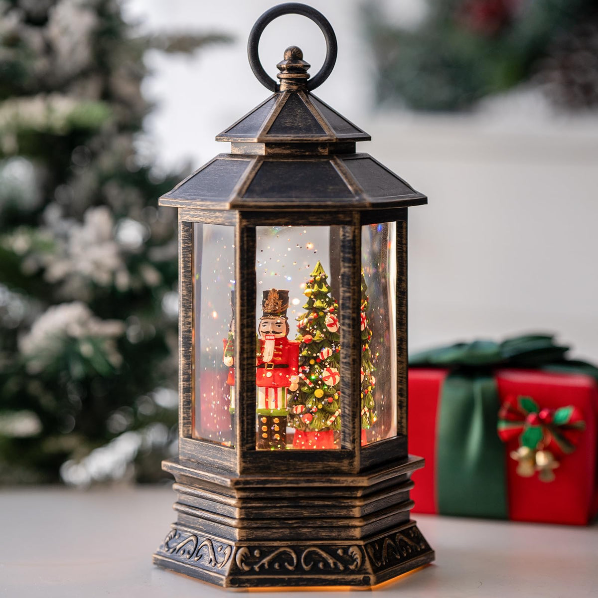 MXwcy lanterne casse-noisette vue de face montrant scène festive et charme
