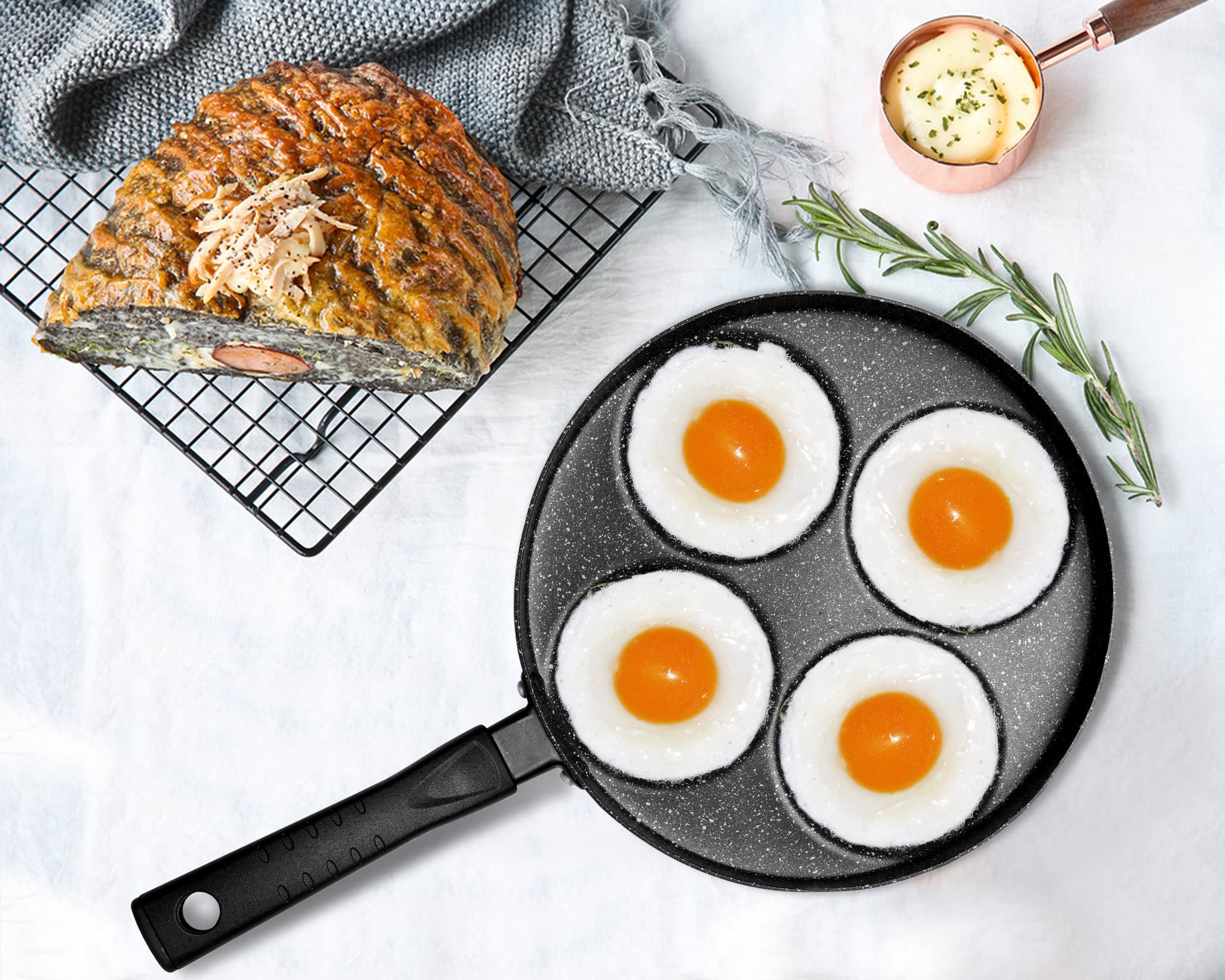 MyLifeUNIT poêle en usage avec quatre œufs frits prêts pour un petit-déjeuner rapide