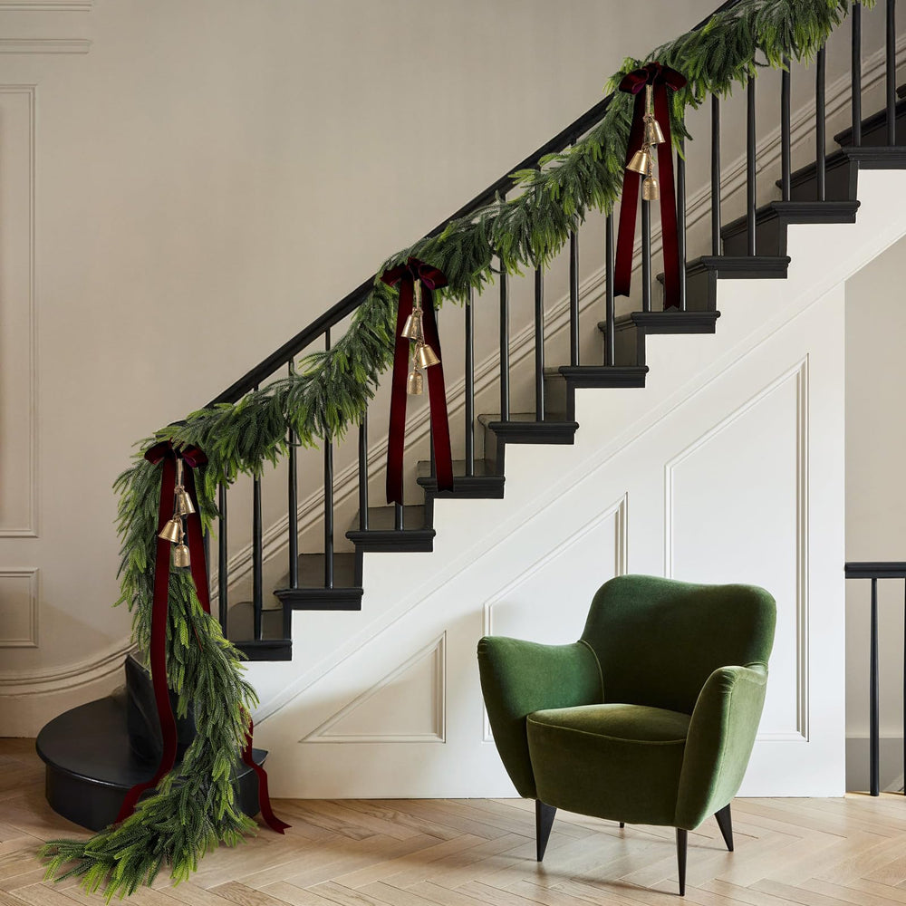 N&T NIETING guirlande drapée sur escalier pour décoration élégante