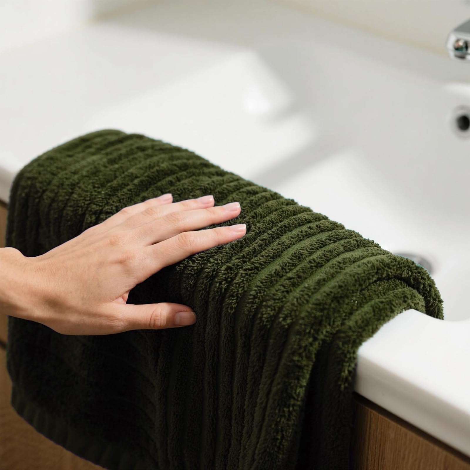 NALIVO drap de bain comparé à une personne grande, dimensions généreuses