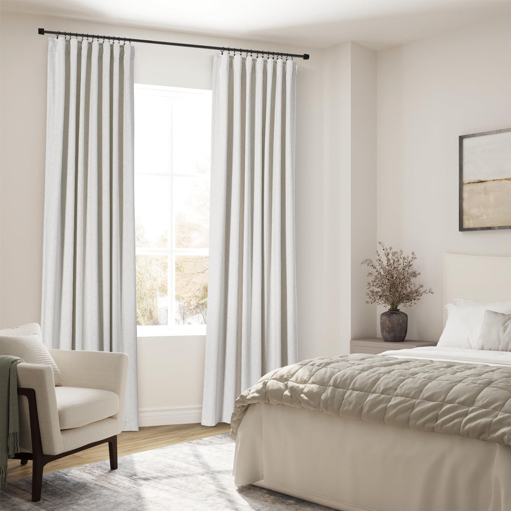 Nanspring rideau installé en chambre, ambiance chaleureuse et intimité augmentée