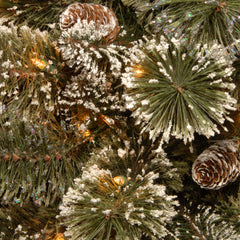 National Tree Company gros plan branches pailletées et pommes de pin, texture réaliste