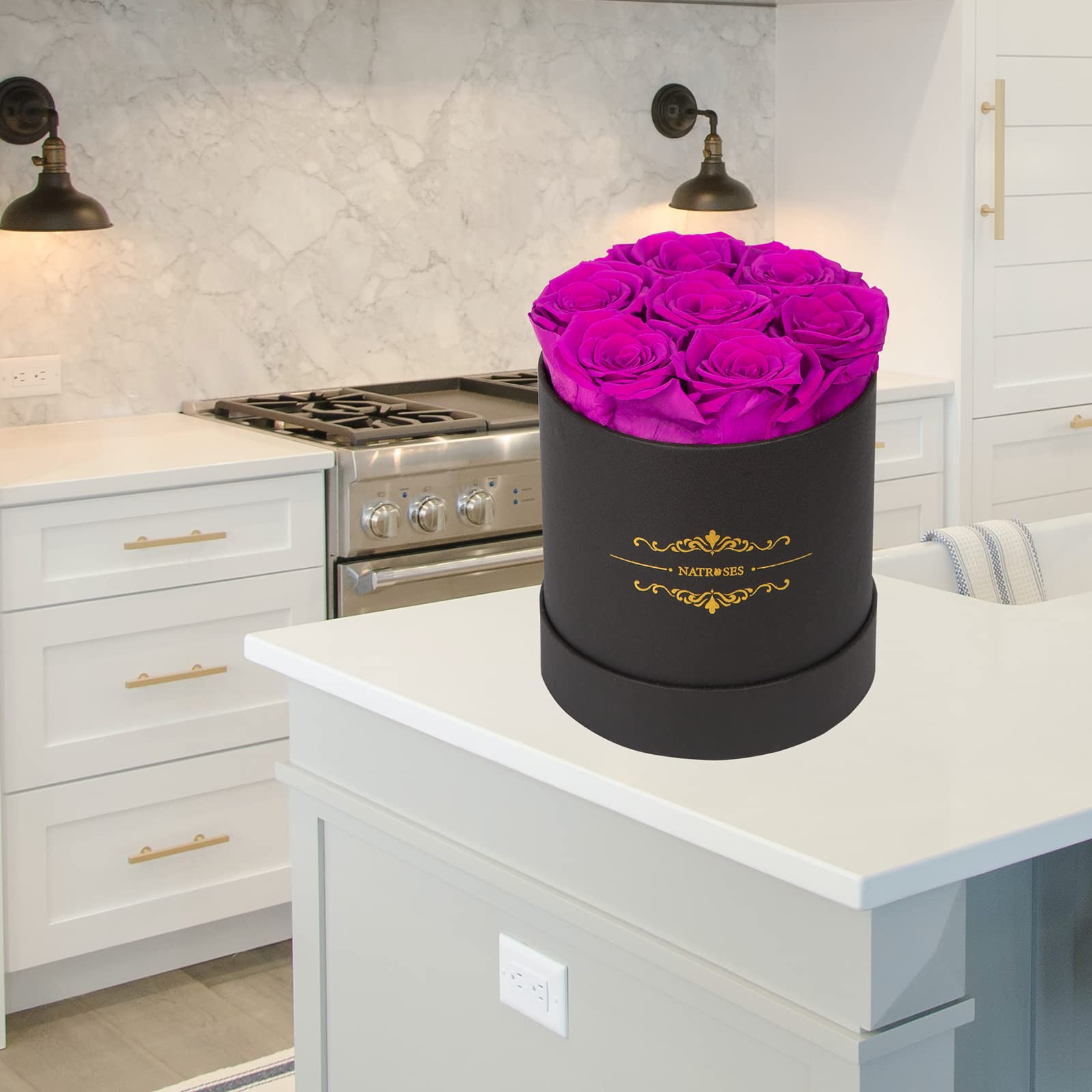 NATROSES rose tenue en main pour visualiser taille et échelle