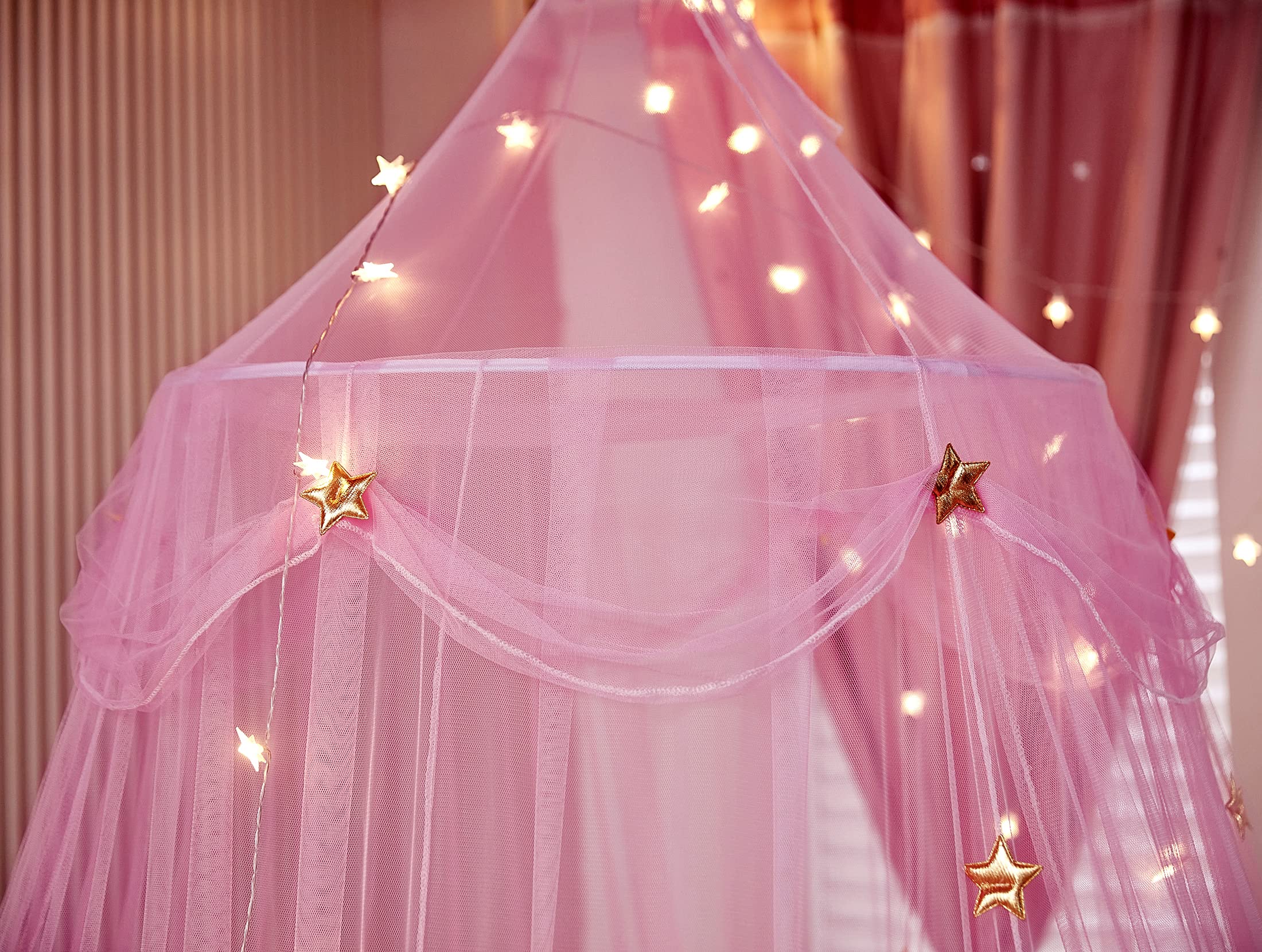 Nattey voile installé dans chambre enfant créant coin cocon relaxant