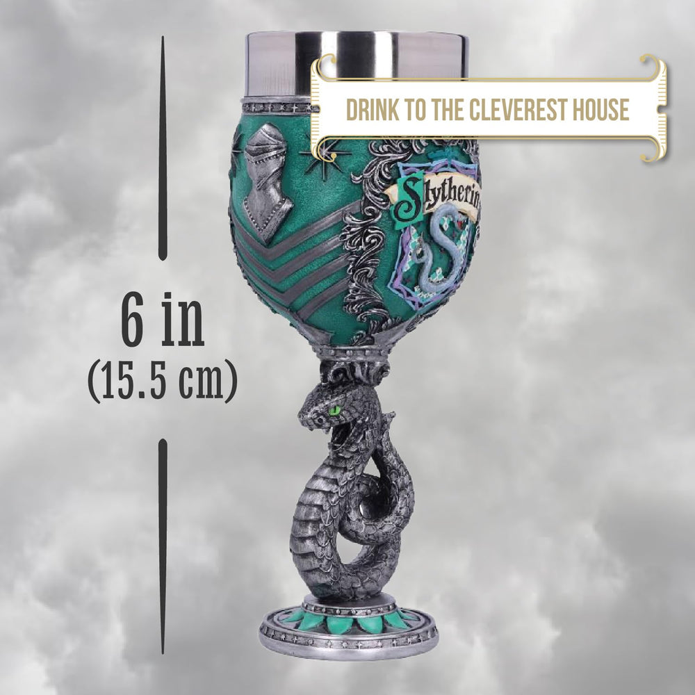 Nemesis Now calice Slytherin taille comparée à une main, précise l'échelle